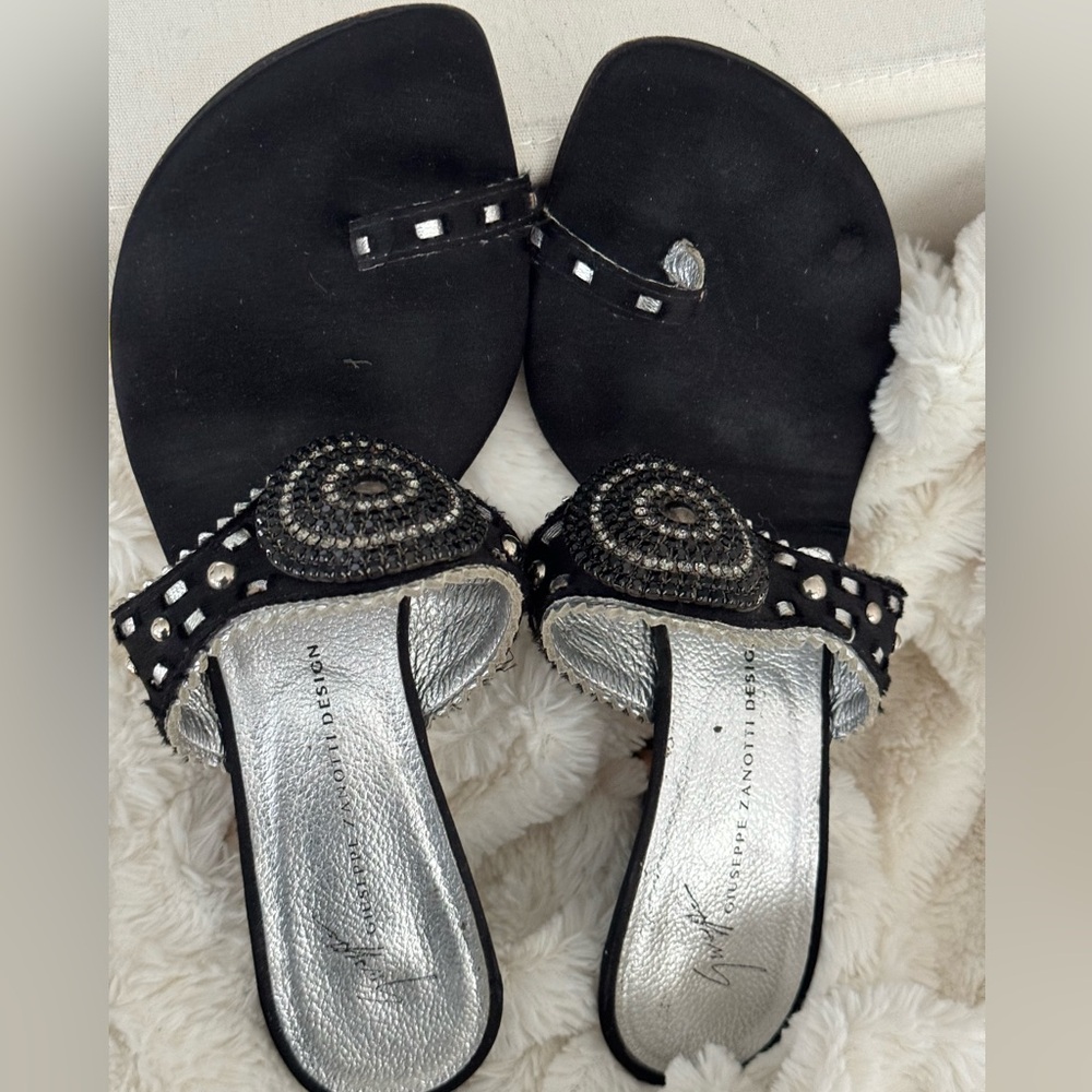 Giuseppe Zanotti - Black and bejeweled with toe loop and kitten heel sandals. - Picture 16 of 16